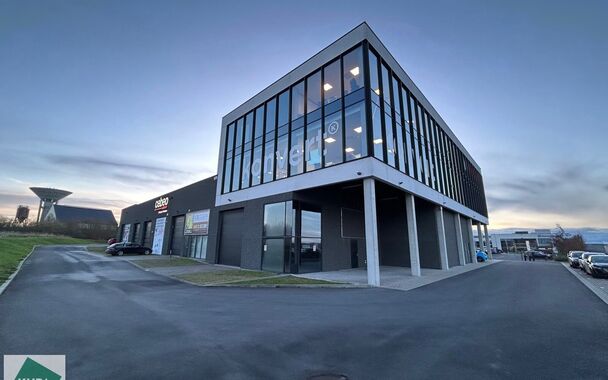 Cette unit&eacute; PME b&eacute;n&eacute;ficie d'un excellent emplacement dans le Parc des Artisans &agrave; Ghislenghien, avec vue depuis l'A8. L'entrep&ocirc;t a une superficie de 184 m&sup2; et dispose de 2 places de parking. Il peut &ecirc;tre utilis&eacute; comme espace de stockage et/ou ateli