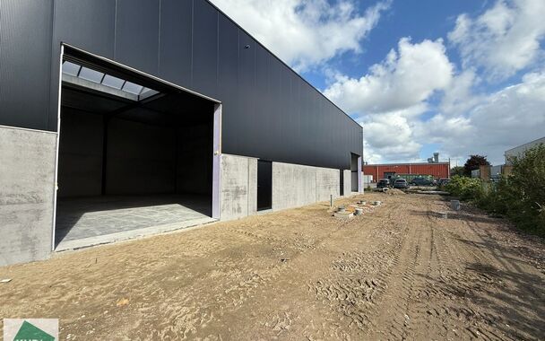 208m² loods met 1 parkeerplaats te huur in Kontich, gelegen in bedrijvenpark Heiveldekens, binnen de gouden driehoek (Antwerpen, Brussel en Gent). 
Vlotte bereikbaarheid, dichtbij de E19 en met een goede ontsluiting via de A12 en de R0 (ring rond Brussel