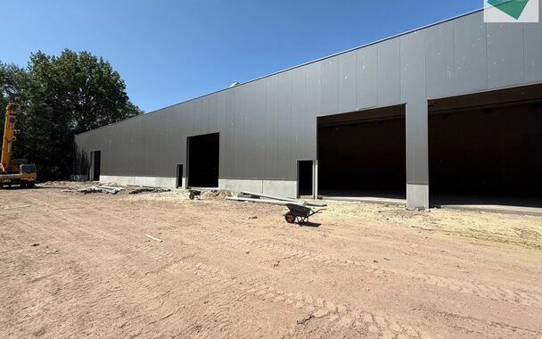 Langs de Pathoekeweg in Brugge verrijst binnenkort het KMO Park PORTIS, dit op de voormalige Philipssite. Met 49 afgewerkte KMO-Units, variërend van 199m² tot 1183m², verdeeld over nieuwbouw en vernieuwbouw bedrijfsgebouwen, biedt Portis een moderne en