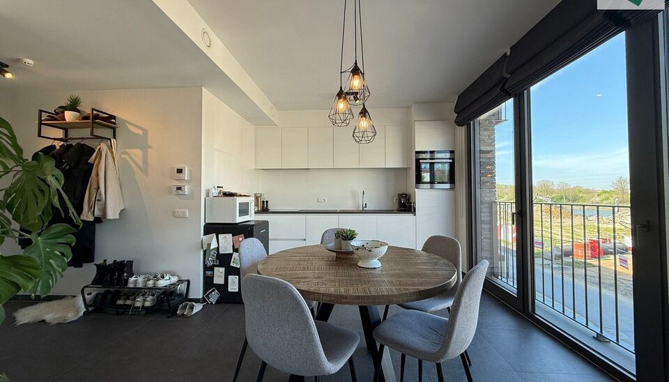 In de recente residentie Leieoevers II bevindt zich dit lichtrijk en modern éénslaapkamer appartement met een adembenemend zicht op de Leie. Het appartement is perfect onderhouden en combineert comfort met een unieke ligging aan het water.
Het apparteme