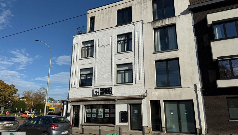 Wij bieden een éénslaapkamerappartement te koop aan, gelegen op een uitstekende locatie nabij station Gent-Sterre.
De ligging is ideaal dankzij de vlotte verbinding naar autosnelwegen, scholen, handelszaken, parken en het stadscentrum.
Het appartement i