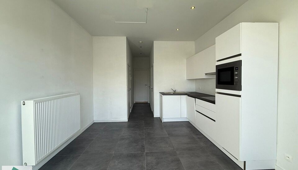 Wij bieden een &eacute;&eacute;nslaapkamerappartement te koop aan, gelegen op een uitstekende locatie nabij station Gent-Sterre.
De ligging is ideaal dankzij de vlotte verbinding naar autosnelwegen, scholen, handelszaken, parken en het stadscentrum.
Het appartement i