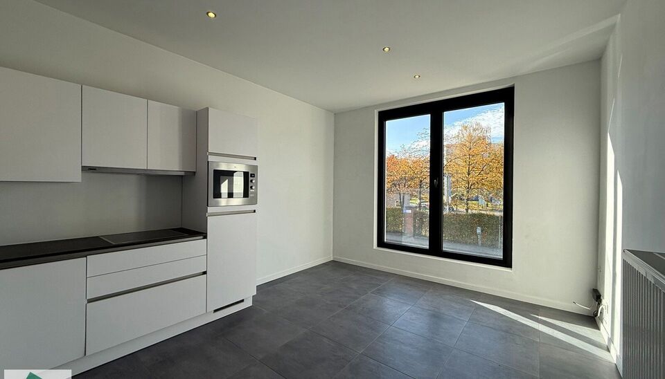 Wij bieden een &eacute;&eacute;nslaapkamerappartement te koop aan, gelegen op een uitstekende locatie nabij station Gent-Sterre.
De ligging is ideaal dankzij de vlotte verbinding naar autosnelwegen, scholen, handelszaken, parken en het stadscentrum.
Het appartement i