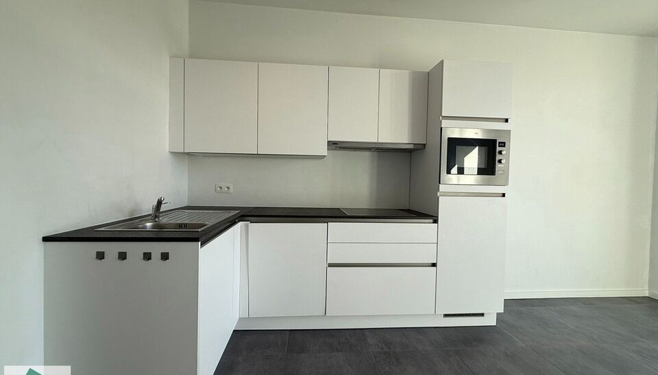 Wij bieden een &eacute;&eacute;nslaapkamerappartement te koop aan, gelegen op een uitstekende locatie nabij station Gent-Sterre.
De ligging is ideaal dankzij de vlotte verbinding naar autosnelwegen, scholen, handelszaken, parken en het stadscentrum.
Het appartement i