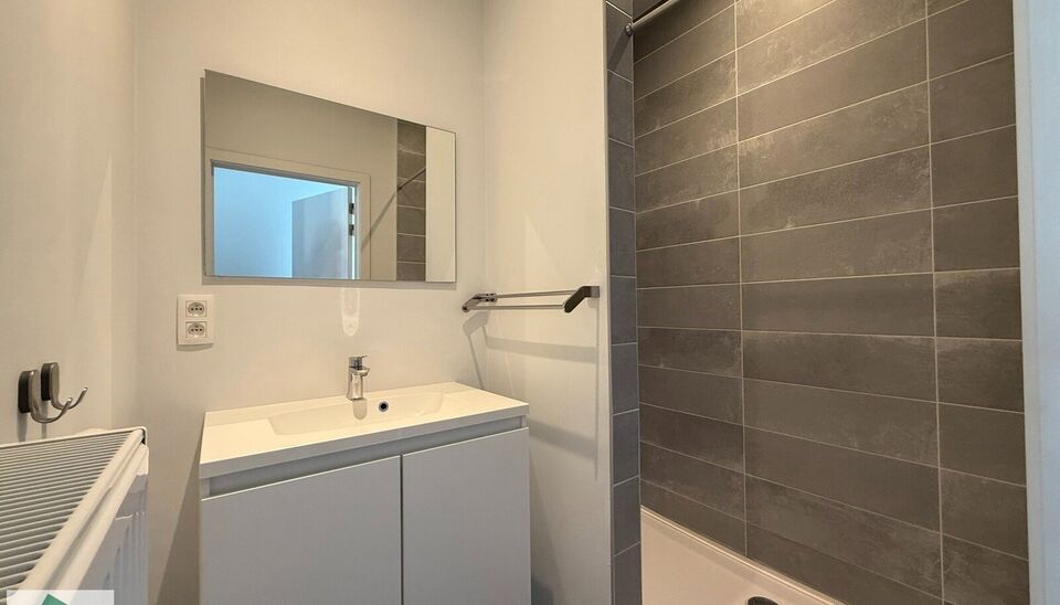 Wij bieden een &eacute;&eacute;nslaapkamerappartement te koop aan, gelegen op een uitstekende locatie nabij station Gent-Sterre.
De ligging is ideaal dankzij de vlotte verbinding naar autosnelwegen, scholen, handelszaken, parken en het stadscentrum.
Het appartement i