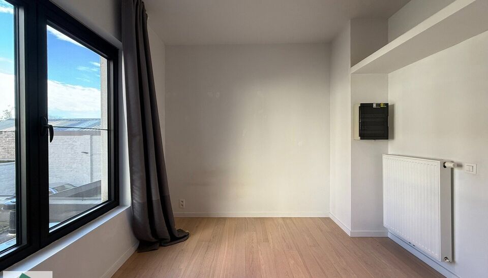 Wij bieden een &eacute;&eacute;nslaapkamerappartement te koop aan, gelegen op een uitstekende locatie nabij station Gent-Sterre.
De ligging is ideaal dankzij de vlotte verbinding naar autosnelwegen, scholen, handelszaken, parken en het stadscentrum.
Het appartement i