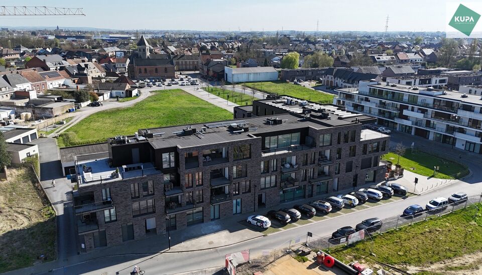 In de recente residentie Leieoevers II bevindt zich dit lichtrijk en modern éénslaapkamer appartement met een adembenemend zicht op de Leie. Het appartement is perfect onderhouden en combineert comfort met een unieke ligging aan het water.
Het apparteme