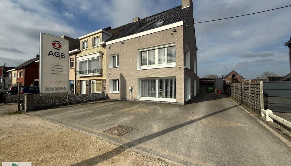 Op een uitstekende ligging langs de Brugsevaart 133-134 in Mariakerke bevindt zich deze meergezinswoning met prachtig zicht op het water. Het gaat hier om twee aparte eenheden die samen een totale oppervlakte van 226 m&sup2; vormen. Dankzij de vlotte verbindi