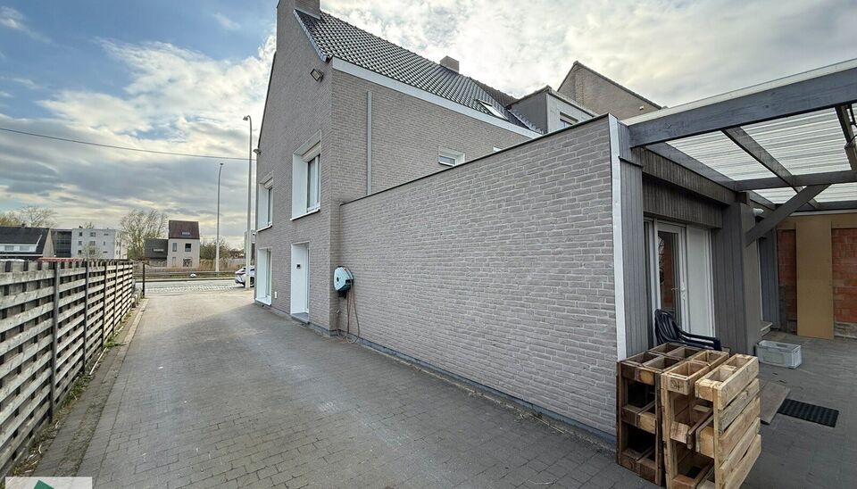 Op een uitstekende ligging langs de Brugsevaart 133-134 in Mariakerke bevindt zich deze meergezinswoning met prachtig zicht op het water. Het gaat hier om twee aparte eenheden die samen een totale oppervlakte van 226 m&sup2; vormen. Dankzij de vlotte verbindi