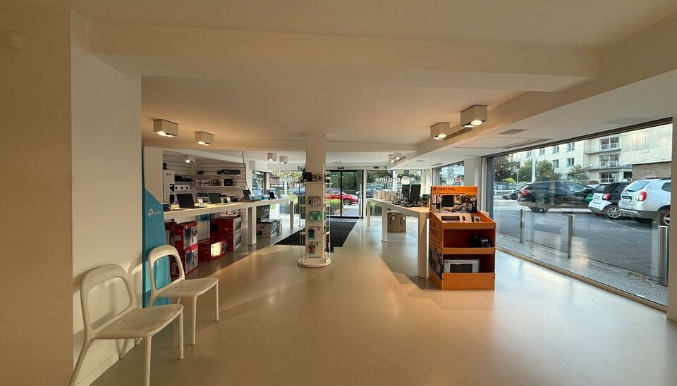 Mooi winkelpand van 293m&sup2; bevindt zich op een zichtlocatie langs zowel de Kortrijksesteenweg als de Oudenaardsesteenweg. Dankzij de grote raampartijen geniet de winkel van overvloedig daglicht en een maximale zichtbaarheid naar voorbijgangers en verkeer.