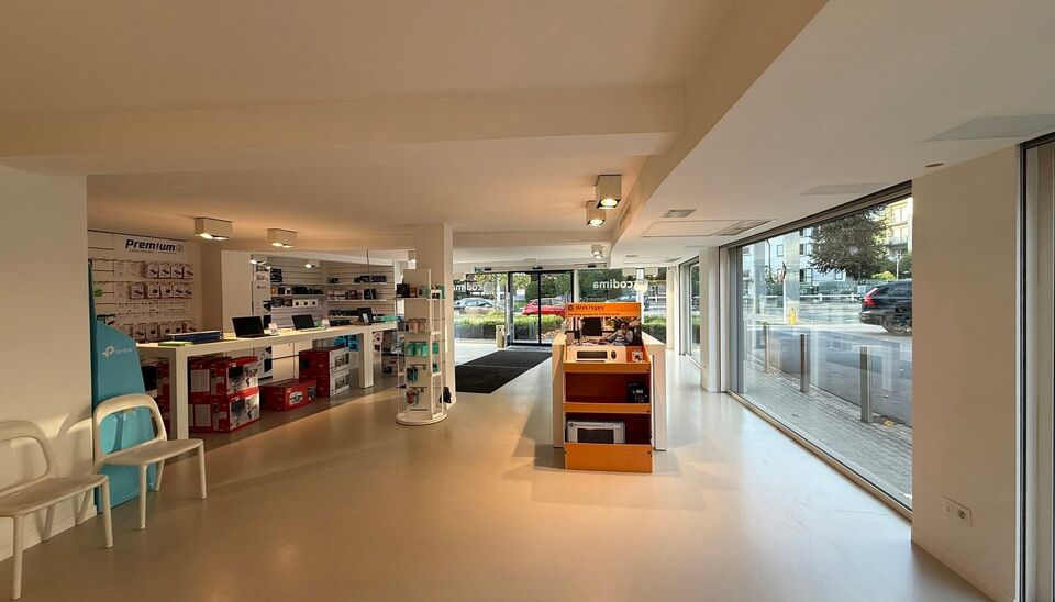 Mooi winkelpand van 293m&sup2; bevindt zich op een zichtlocatie langs zowel de Kortrijksesteenweg als de Oudenaardsesteenweg. Dankzij de grote raampartijen geniet de winkel van overvloedig daglicht en een maximale zichtbaarheid naar voorbijgangers en verkeer.