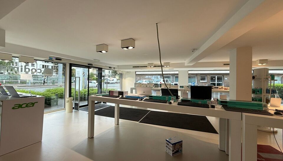 Mooi winkelpand van 293m&sup2; bevindt zich op een zichtlocatie langs zowel de Kortrijksesteenweg als de Oudenaardsesteenweg. Dankzij de grote raampartijen geniet de winkel van overvloedig daglicht en een maximale zichtbaarheid naar voorbijgangers en verkeer.