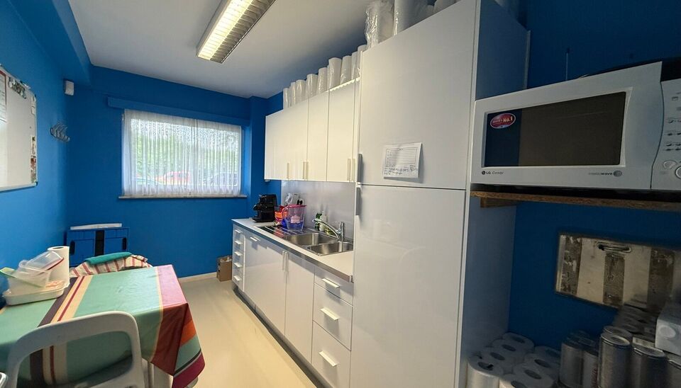Mooi winkelpand van 293m&sup2; bevindt zich op een zichtlocatie langs zowel de Kortrijksesteenweg als de Oudenaardsesteenweg. Dankzij de grote raampartijen geniet de winkel van overvloedig daglicht en een maximale zichtbaarheid naar voorbijgangers en verkeer.