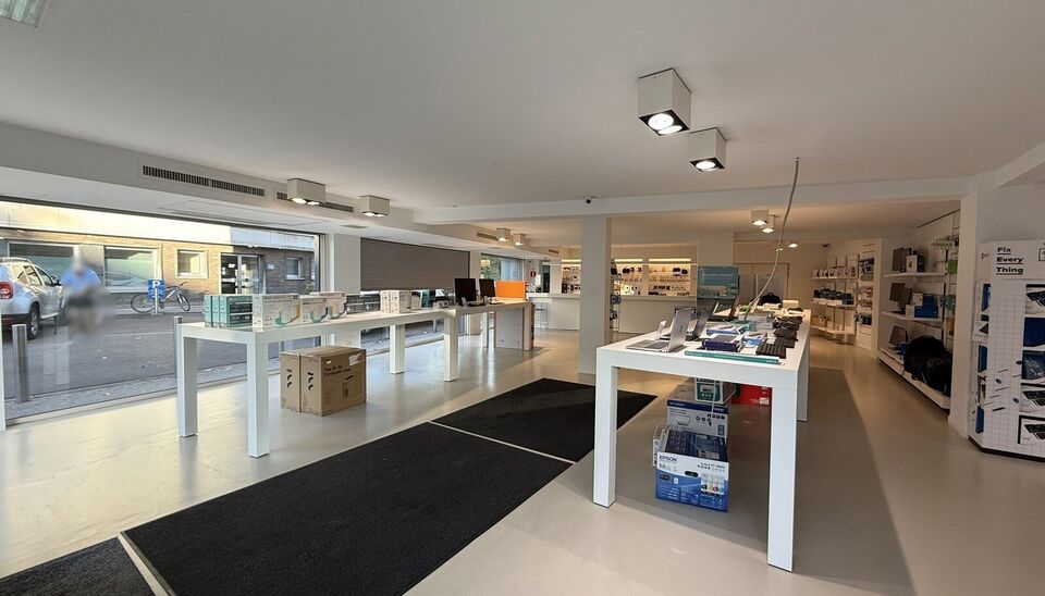 Mooi winkelpand van 293m&sup2; bevindt zich op een zichtlocatie langs zowel de Kortrijksesteenweg als de Oudenaardsesteenweg. Dankzij de grote raampartijen geniet de winkel van overvloedig daglicht en een maximale zichtbaarheid naar voorbijgangers en verkeer.