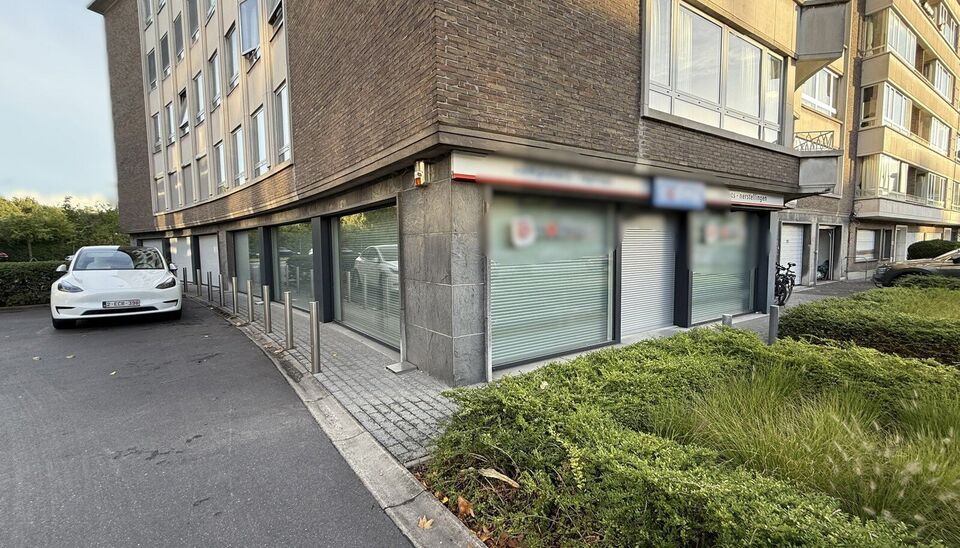 Mooi winkelpand van 293m&sup2; bevindt zich op een zichtlocatie langs zowel de Kortrijksesteenweg als de Oudenaardsesteenweg. Dankzij de grote raampartijen geniet de winkel van overvloedig daglicht en een maximale zichtbaarheid naar voorbijgangers en verkeer.