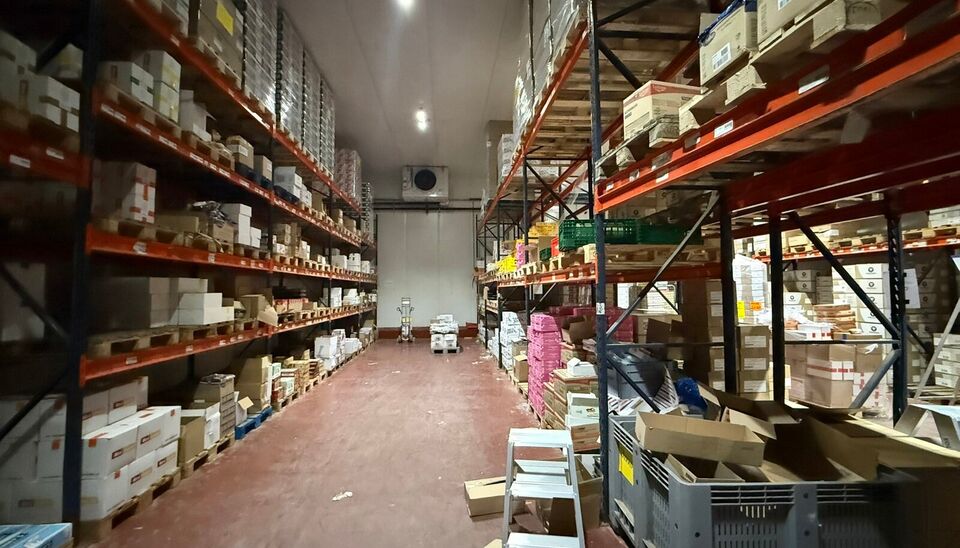 Aan de Groendreef 1 te Aalter bevindt zich dit ruime en veelzijdige bedrijfsgebouw met een totale oppervlakte van ca. 1.975 m&sup2;.

Het gebouw bestaat uit verschillende magazijn- en opslagruimtes, aangevuld met kantoorruimte, een laadkade en verschillende k