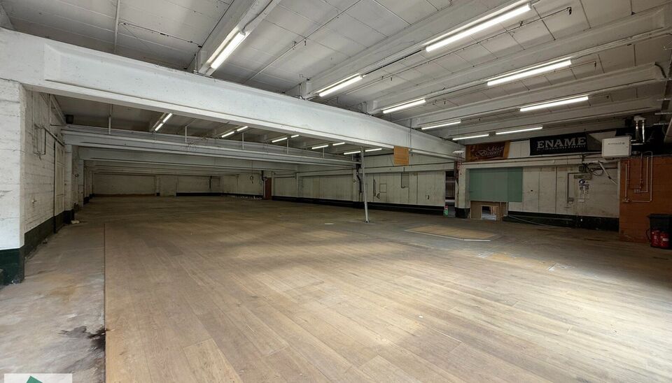 Ruime showroom / magazijn te huur op TOPlocatie in Ronse. 

Op een goed bereikbare locatie in Ronse bieden wij 1650m² bedrijfsgebouw aan bestaand uit 750 m² showroom met naastliggend magazijn van 900 m² (incl. kantoor) te huur aan. Het geheel maakt dee
