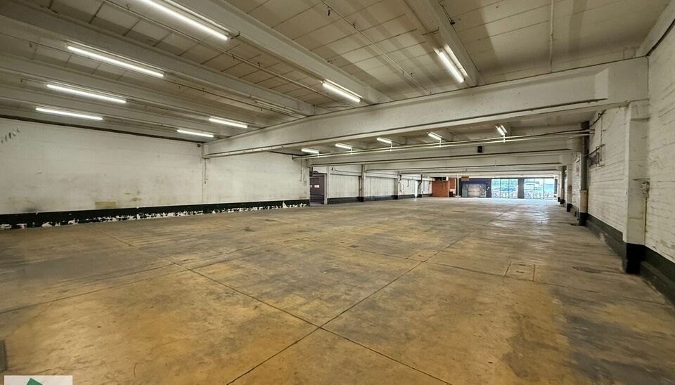 Ruime showroom / magazijn te huur op TOPlocatie in Ronse. 

Op een goed bereikbare locatie in Ronse bieden wij 1650m² bedrijfsgebouw aan bestaand uit 750 m² showroom met naastliggend magazijn van 900 m² (incl. kantoor) te huur aan. Het geheel maakt dee