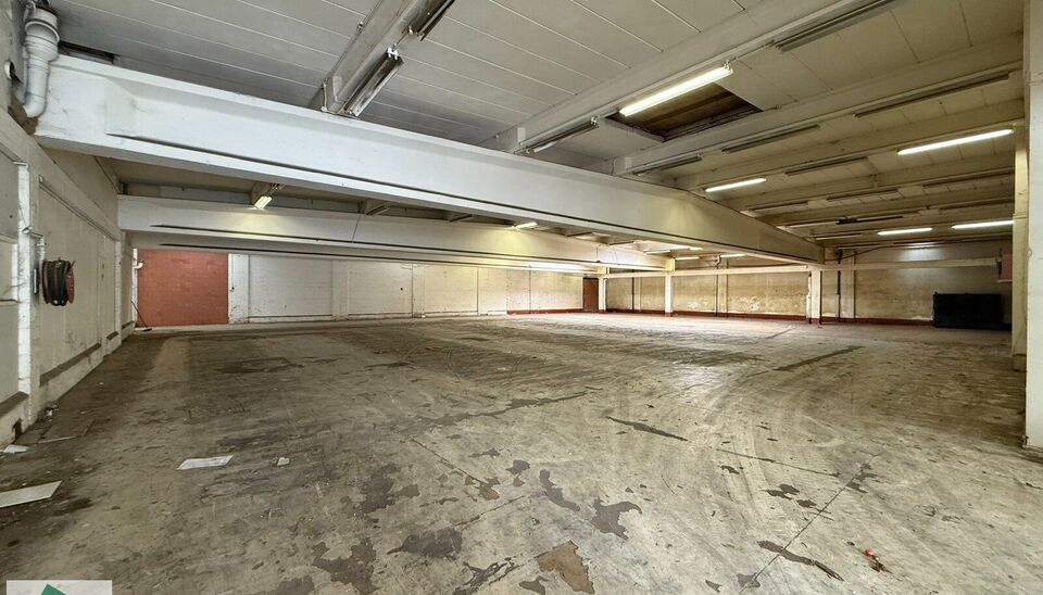 Ruime showroom / magazijn te huur op TOPlocatie in Ronse. 

Op een goed bereikbare locatie in Ronse bieden wij 1650m² bedrijfsgebouw aan bestaand uit 750 m² showroom met naastliggend magazijn van 900 m² (incl. kantoor) te huur aan. Het geheel maakt dee