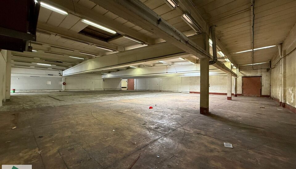 Ruime showroom / magazijn te huur op TOPlocatie in Ronse. 

Op een goed bereikbare locatie in Ronse bieden wij 1650m² bedrijfsgebouw aan bestaand uit 750 m² showroom met naastliggend magazijn van 900 m² (incl. kantoor) te huur aan. Het geheel maakt dee