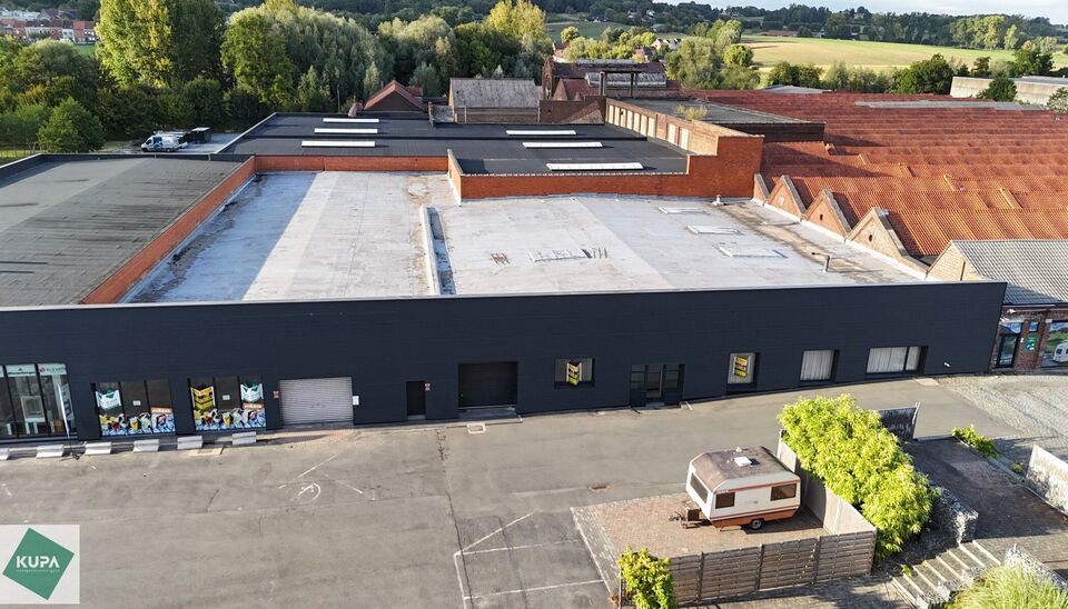 Ruime showroom / magazijn te huur op TOPlocatie in Ronse. 

Op een goed bereikbare locatie in Ronse bieden wij 1650m² bedrijfsgebouw aan bestaand uit 750 m² showroom met naastliggend magazijn van 900 m² (incl. kantoor) te huur aan. Het geheel maakt dee