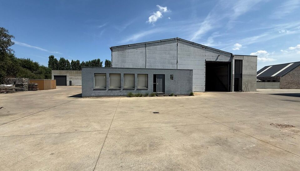 Aan de Grote Moerstraat 4 in Belzele bevindt zich deze ruime bedrijfssite op een totale kadastrale oppervlakte van ca. 8.836 m&sup2;. Het geheel omvat ca. 1.000 m&sup2; werkplaats/magazijn, ca. 1.575 m&sup2; werkplaats, een uitbreiding van ca. 660 m&sup2; en twee kantoor
