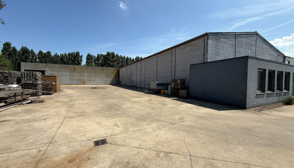 Aan de Grote Moerstraat 4 in Belzele bevindt zich deze ruime bedrijfssite op een totale kadastrale oppervlakte van ca. 8.836 m&sup2;. Het geheel omvat ca. 1.000 m&sup2; werkplaats/magazijn, ca. 1.575 m&sup2; werkplaats, een uitbreiding van ca. 660 m&sup2; en twee kantoor