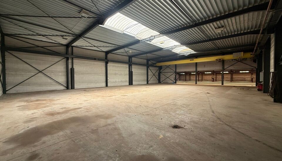 Aan de Grote Moerstraat 4 in Belzele bevindt zich deze ruime bedrijfssite op een totale kadastrale oppervlakte van ca. 8.836 m&sup2;. Het geheel omvat ca. 1.000 m&sup2; werkplaats/magazijn, ca. 1.575 m&sup2; werkplaats, een uitbreiding van ca. 660 m&sup2; en twee kantoor