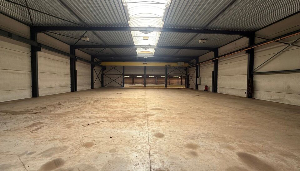 Aan de Grote Moerstraat 4 in Belzele bevindt zich deze ruime bedrijfssite op een totale kadastrale oppervlakte van ca. 8.836 m&sup2;. Het geheel omvat ca. 1.000 m&sup2; werkplaats/magazijn, ca. 1.575 m&sup2; werkplaats, een uitbreiding van ca. 660 m&sup2; en twee kantoor