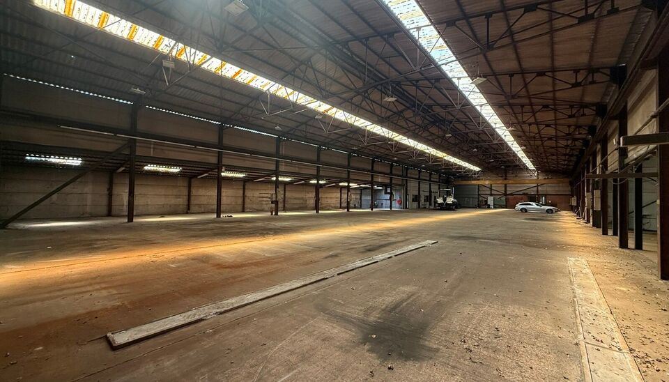 Aan de Grote Moerstraat 4 in Belzele bevindt zich deze ruime bedrijfssite op een totale kadastrale oppervlakte van ca. 8.836 m&sup2;. Het geheel omvat ca. 1.000 m&sup2; werkplaats/magazijn, ca. 1.575 m&sup2; werkplaats, een uitbreiding van ca. 660 m&sup2; en twee kantoor