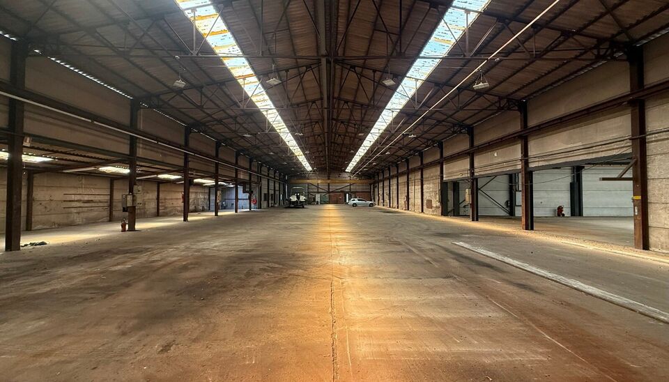 Aan de Grote Moerstraat 4 in Belzele bevindt zich deze ruime bedrijfssite op een totale kadastrale oppervlakte van ca. 8.836 m&sup2;. Het geheel omvat ca. 1.000 m&sup2; werkplaats/magazijn, ca. 1.575 m&sup2; werkplaats, een uitbreiding van ca. 660 m&sup2; en twee kantoor