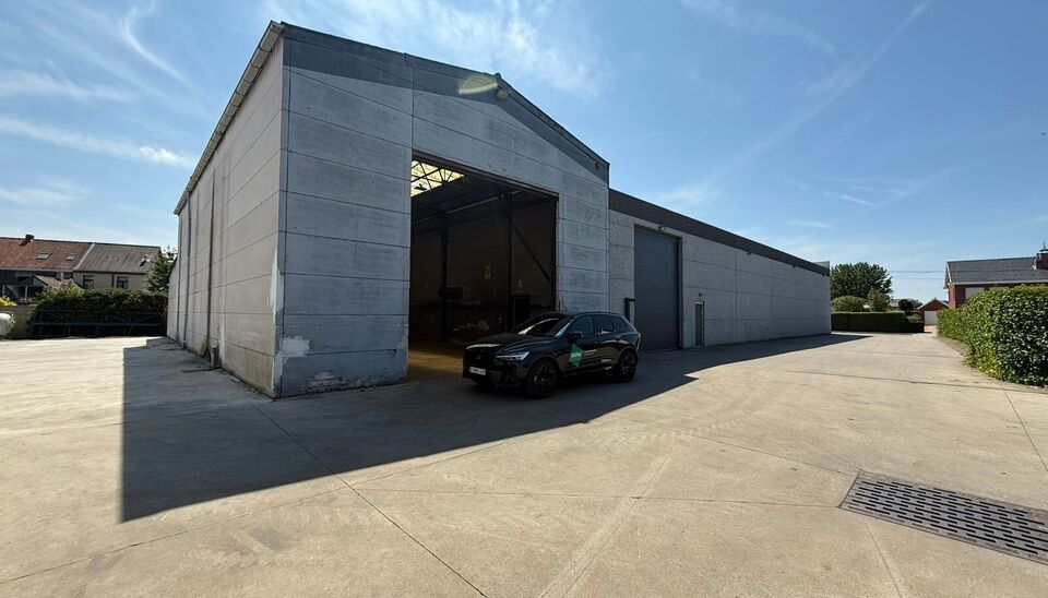 Aan de Grote Moerstraat 4 in Belzele bevindt zich deze ruime bedrijfssite op een totale kadastrale oppervlakte van ca. 8.836 m&sup2;. Het geheel omvat ca. 1.000 m&sup2; werkplaats/magazijn, ca. 1.575 m&sup2; werkplaats, een uitbreiding van ca. 660 m&sup2; en twee kantoor