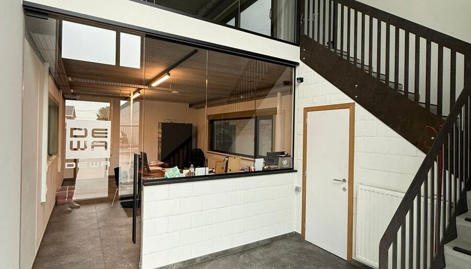 Aan de Grote Moerstraat 4 in Belzele bevindt zich deze ruime bedrijfssite op een totale kadastrale oppervlakte van ca. 8.836 m&sup2;. Het geheel omvat ca. 1.000 m&sup2; werkplaats/magazijn, ca. 1.575 m&sup2; werkplaats, een uitbreiding van ca. 660 m&sup2; en twee kantoor