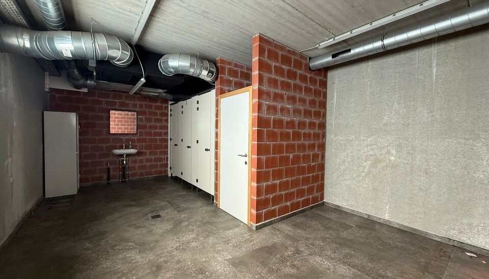 Aan de Grote Moerstraat 4 in Belzele bevindt zich deze ruime bedrijfssite op een totale kadastrale oppervlakte van ca. 8.836 m&sup2;. Het geheel omvat ca. 1.000 m&sup2; werkplaats/magazijn, ca. 1.575 m&sup2; werkplaats, een uitbreiding van ca. 660 m&sup2; en twee kantoor