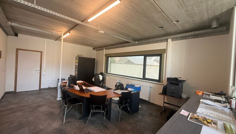 Aan de Grote Moerstraat 4 in Belzele bevindt zich deze ruime bedrijfssite op een totale kadastrale oppervlakte van ca. 8.836 m&sup2;. Het geheel omvat ca. 1.000 m&sup2; werkplaats/magazijn, ca. 1.575 m&sup2; werkplaats, een uitbreiding van ca. 660 m&sup2; en twee kantoor