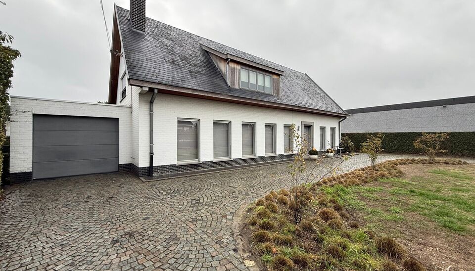 Aan de Grote Moerstraat 4 in Belzele bevindt zich deze ruime bedrijfssite op een totale kadastrale oppervlakte van ca. 8.836 m&sup2;. Het geheel omvat ca. 1.000 m&sup2; werkplaats/magazijn, ca. 1.575 m&sup2; werkplaats, een uitbreiding van ca. 660 m&sup2; en twee kantoor