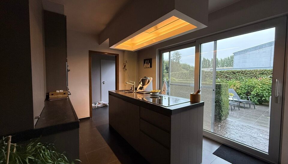 Aan de Grote Moerstraat 4 in Belzele bevindt zich deze ruime bedrijfssite op een totale kadastrale oppervlakte van ca. 8.836 m&sup2;. Het geheel omvat ca. 1.000 m&sup2; werkplaats/magazijn, ca. 1.575 m&sup2; werkplaats, een uitbreiding van ca. 660 m&sup2; en twee kantoor