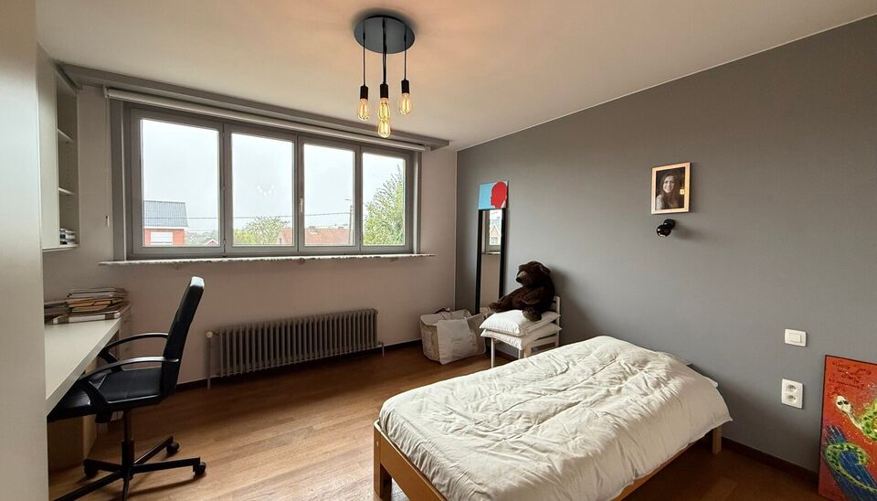 Aan de Grote Moerstraat 4 in Belzele bevindt zich deze ruime bedrijfssite op een totale kadastrale oppervlakte van ca. 8.836 m&sup2;. Het geheel omvat ca. 1.000 m&sup2; werkplaats/magazijn, ca. 1.575 m&sup2; werkplaats, een uitbreiding van ca. 660 m&sup2; en twee kantoor
