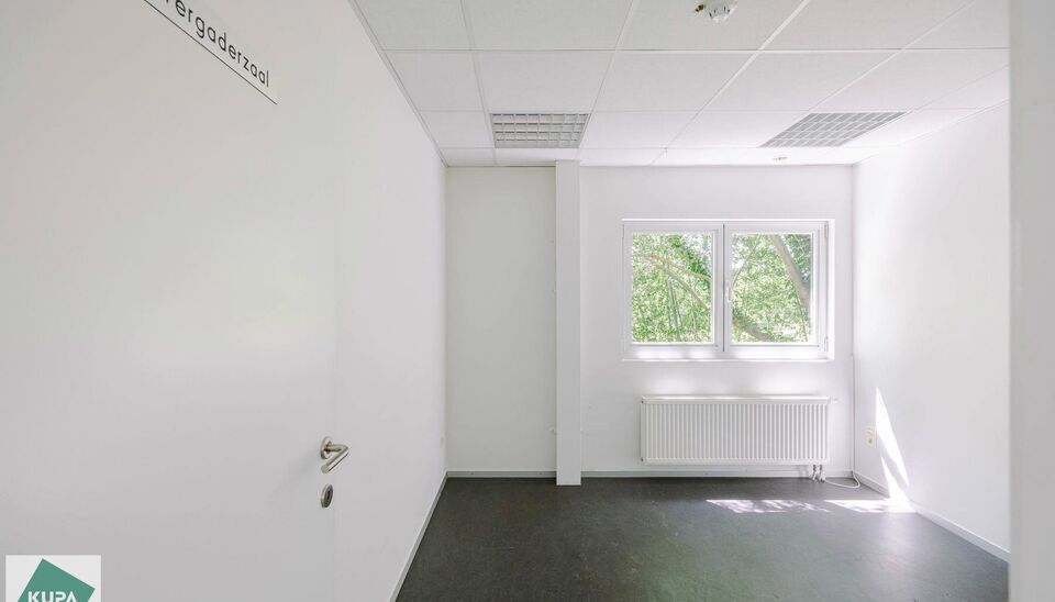 Ruime bedrijfssite met nieuwbouw kantoorgebouw, achterliggende loods van circa 1.680 m&sup2; en aansluitend weiland.
Vooraan aan de straat bevindt zich een recent en luxueus kantoorgebouw met ca. 160 m&sup2; bebouwde oppervlakte, bestaande uit gelijkvloers, eerst