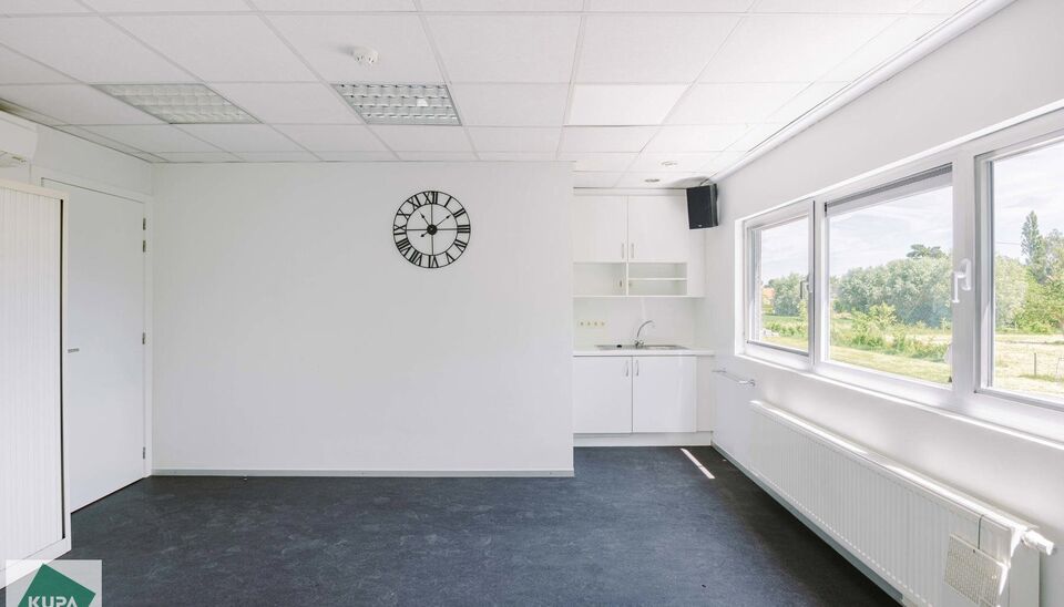 Ruime bedrijfssite met nieuwbouw kantoorgebouw, achterliggende loods van circa 1.680 m&sup2; en aansluitend weiland.
Vooraan aan de straat bevindt zich een recent en luxueus kantoorgebouw met ca. 160 m&sup2; bebouwde oppervlakte, bestaande uit gelijkvloers, eerst