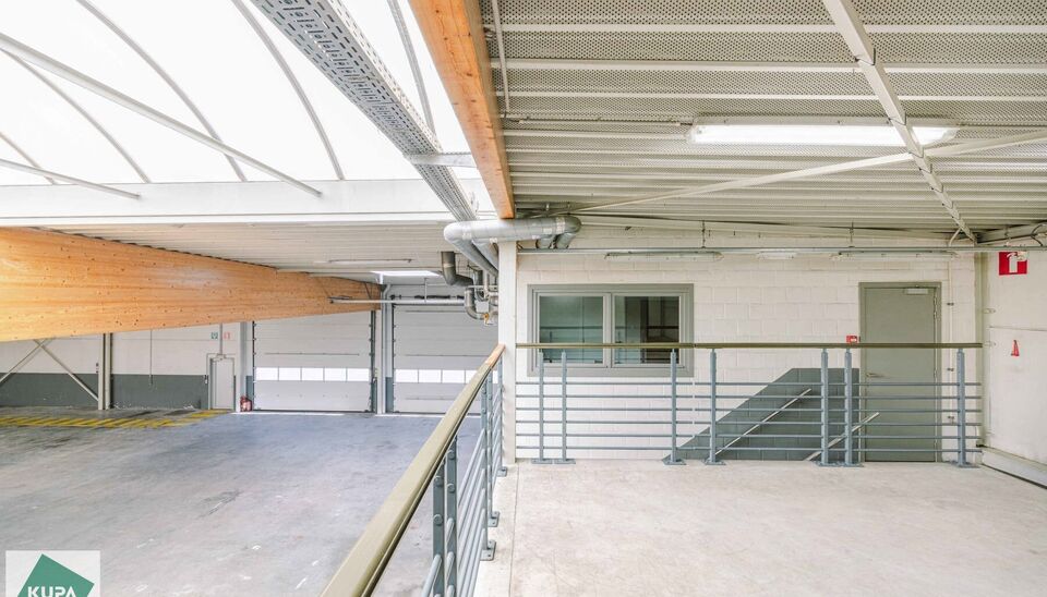 Ruime bedrijfssite met nieuwbouw kantoorgebouw, achterliggende loods van circa 1.680 m&sup2; en aansluitend weiland.
Vooraan aan de straat bevindt zich een recent en luxueus kantoorgebouw met ca. 160 m&sup2; bebouwde oppervlakte, bestaande uit gelijkvloers, eerst