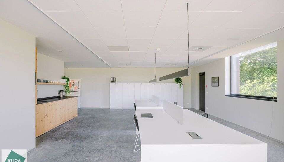 Ruime bedrijfssite met nieuwbouw kantoorgebouw, achterliggende loods van circa 1.680 m&sup2; en aansluitend weiland.
Vooraan aan de straat bevindt zich een recent en luxueus kantoorgebouw met ca. 160 m&sup2; bebouwde oppervlakte, bestaande uit gelijkvloers, eerst
