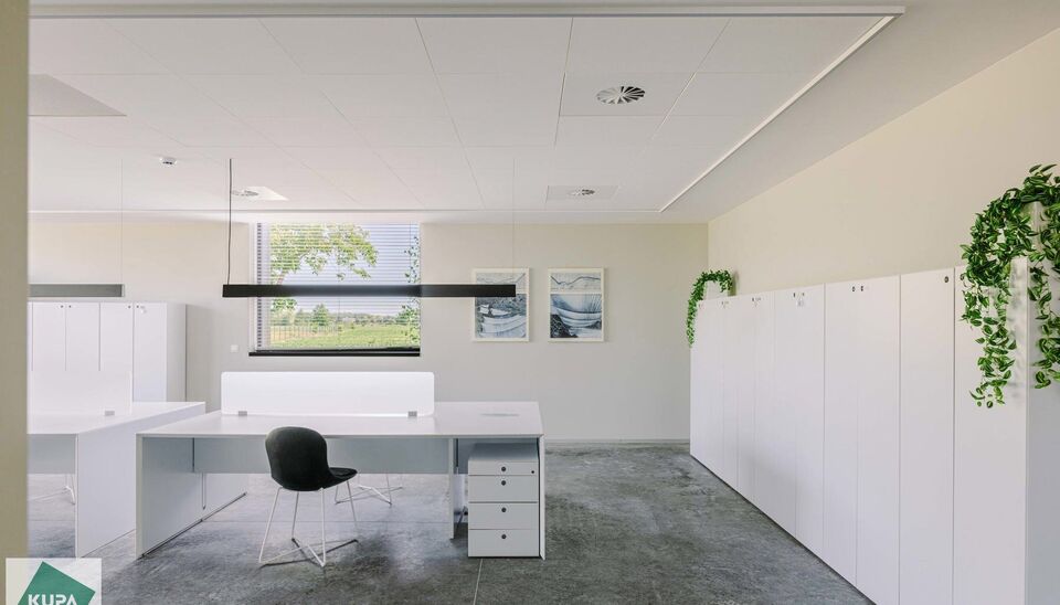 Ruime bedrijfssite met nieuwbouw kantoorgebouw, achterliggende loods van circa 1.680 m&sup2; en aansluitend weiland.
Vooraan aan de straat bevindt zich een recent en luxueus kantoorgebouw met ca. 160 m&sup2; bebouwde oppervlakte, bestaande uit gelijkvloers, eerst