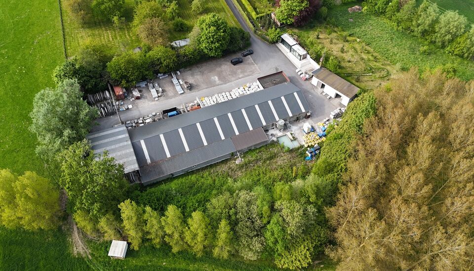 Landelijk gelegen bedrijfseigendom bestaande uit een ruime loods/opslagruimte met kantoor, gelegen in Velzeke, deelgemeente van Zottegem.
Het eigendom beschikt over een bebouwde oppervlakte van ca. 953 m&sup2;, waarvan ca. 63 m&sup2; kantoorruimte. De overige opp