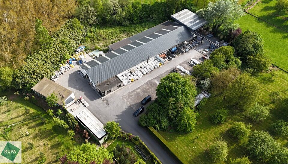 Landelijk gelegen bedrijfseigendom bestaande uit een ruime loods/opslagruimte met kantoor, gelegen in Velzeke, deelgemeente van Zottegem.
Het eigendom beschikt over een bebouwde oppervlakte van ca. 953 m&sup2;, waarvan ca. 63 m&sup2; kantoorruimte. De overige opp