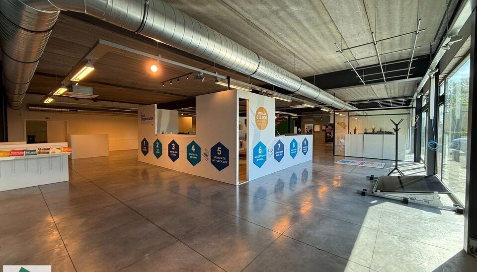 Bent u op zoek naar een ruim en veelzijdig handelspand op een uitstekend bereikbare locatie? Dan is dit commerci&euml;le pand aan de Langestraat 88 te Zottegem een uitstekende opportuniteit.

Met een totale bruikbare oppervlakte van 595 m&sup2; biedt dit pand tal