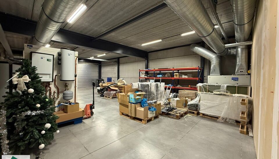 Bent u op zoek naar een ruim en veelzijdig handelspand op een uitstekend bereikbare locatie? Dan is dit commerci&euml;le pand aan de Langestraat 88 te Zottegem een uitstekende opportuniteit.

Met een totale bruikbare oppervlakte van 595 m&sup2; biedt dit pand tal