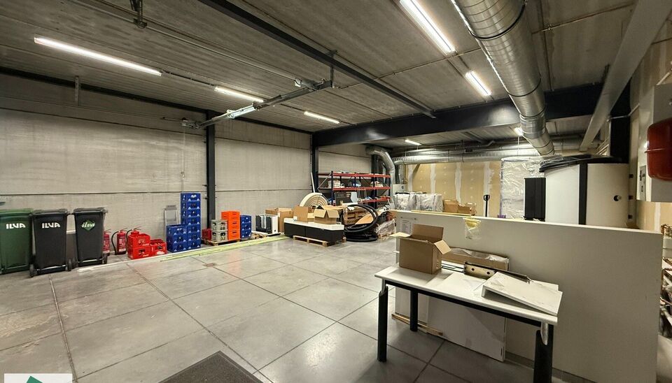 Bent u op zoek naar een ruim en veelzijdig handelspand op een uitstekend bereikbare locatie? Dan is dit commerci&euml;le pand aan de Langestraat 88 te Zottegem een uitstekende opportuniteit.

Met een totale bruikbare oppervlakte van 595 m&sup2; biedt dit pand tal