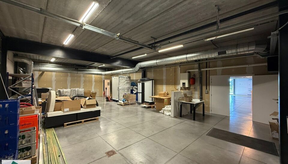 Bent u op zoek naar een ruim en veelzijdig handelspand op een uitstekend bereikbare locatie? Dan is dit commerci&euml;le pand aan de Langestraat 88 te Zottegem een uitstekende opportuniteit.

Met een totale bruikbare oppervlakte van 595 m&sup2; biedt dit pand tal