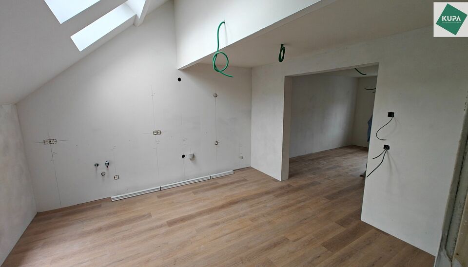Op een toplocatie in Gent, aan de Koningin Elisabethlaan 108, bevindt zich dit gezellig duplex appartement op de derde verdieping.
Het appartement beschikt over een lichtrijke leefruimte, een ingerichte keuken, &eacute;&eacute;n slaapkamer en een badkamer. Dankzij de